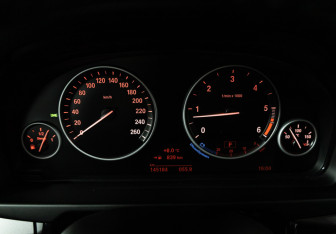 Подержанный автомобиль BMW X5 2015 года (12 фото)