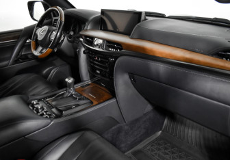 Подержанный автомобиль Lexus LX 2017 года (16 фото)