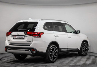 Подержанный автомобиль Mitsubishi Outlander 2019 года (5 фото)
