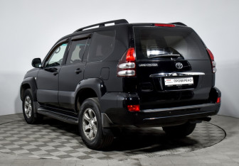 Подержанный автомобиль Toyota Land Cruiser Prado 2007 года (7 фото)