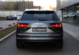 Подержанный автомобиль Audi Q7 2018 года (12 фото)