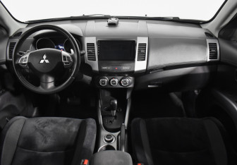 Подержанный автомобиль Mitsubishi Outlander 2011 года (13 фото)