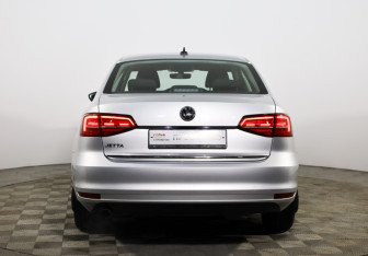 Подержанный автомобиль Volkswagen Jetta Sedan 2018 года (6 фото)