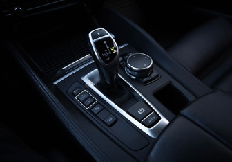 Подержанный автомобиль BMW X6 2015 года (12 фото)
