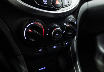 Подержанный автомобиль Hyundai Solaris Sedan 2012 года (16 фото)