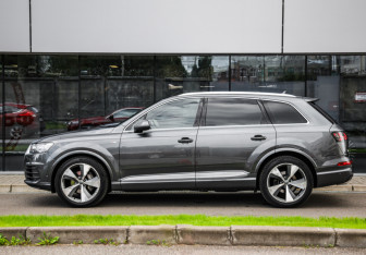 Подержанный автомобиль Audi Q7 2016 года (9 фото)