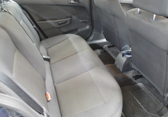 Подержанный автомобиль Opel Astra Sedan 2009 года (13 фото)