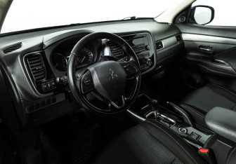 Подержанный автомобиль Mitsubishi Outlander 2017 года (11 фото)