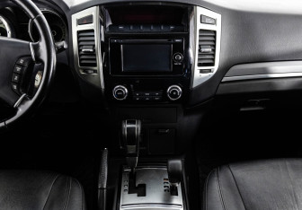 Подержанный автомобиль Mitsubishi Pajero 2014 года (14 фото)