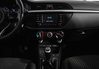 Подержанный автомобиль Kia Rio Sedan 2017 года (15 фото)