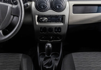 Подержанный автомобиль Renault Sandero 2012 года (11 фото)