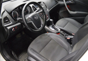 Подержанный автомобиль Opel Astra Hatchback 2011 года (10 фото)