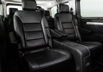 Подержанный автомобиль Peugeot Traveller 2020 года (20 фото)