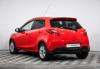 Подержанный автомобиль Mazda Demio 2012 года (7 фото)