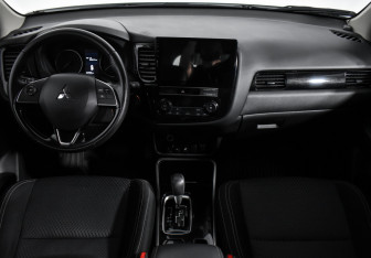 Подержанный автомобиль Mitsubishi Outlander 2019 года (15 фото)