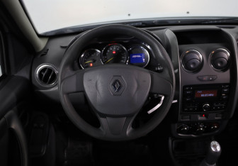 Подержанный автомобиль Renault Duster 2016 года (10 фото)