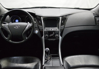 Подержанный автомобиль Hyundai Sonata 2011 года (14 фото)