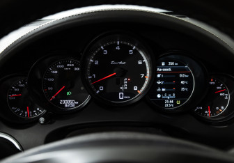 Подержанный автомобиль Porsche Cayenne 2011 года (12 фото)