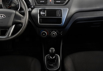 Подержанный автомобиль Kia Rio Hatchback 2012 года (12 фото)