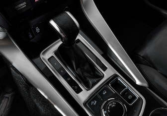 Подержанный автомобиль Mitsubishi Pajero Sport 2017 года (11 фото)