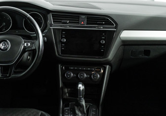 Подержанный автомобиль Volkswagen Tiguan 2019 года (14 фото)