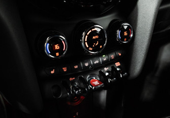 Подержанный автомобиль MINI Hatch 2020 года (17 фото)