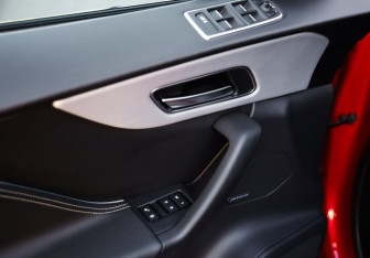 Подержанный автомобиль Jaguar F-Pace 2016 года (23 фото)