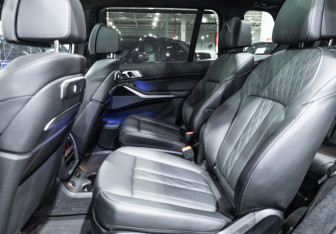 Подержанный автомобиль BMW X7 2023 года (16 фото)