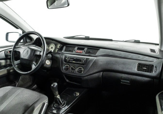 Подержанный автомобиль Mitsubishi Lancer Sedan 2005 года (9 фото)