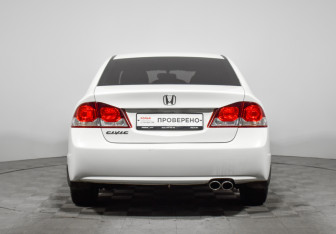 Подержанный автомобиль Honda Civic Sedan 2011 года (6 фото)