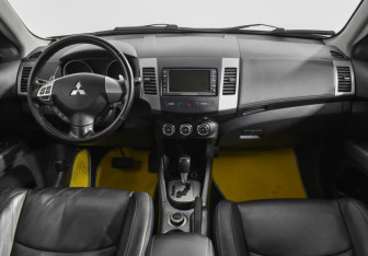 Подержанный автомобиль Mitsubishi Outlander 2011 года (14 фото)