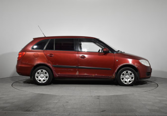 Подержанный автомобиль Skoda Fabia Wagon 2008 года (4 фото)