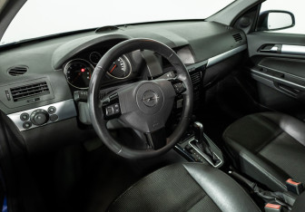 Подержанный автомобиль Opel Astra Hatchback 2007 года (11 фото)