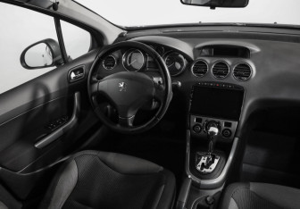 Подержанный автомобиль Peugeot 308 Hatchback 2010 года (8 фото)