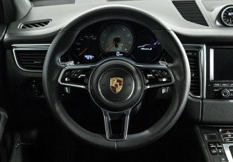 Подержанный автомобиль Porsche Macan 2015 года (22 фото)
