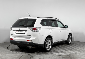 Подержанный автомобиль Mitsubishi Outlander 2013 года (5 фото)