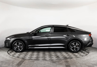 Подержанный автомобиль Kia K5 2021 года (10 фото)