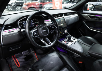 Подержанный автомобиль Jaguar F-Pace 2022 года (20 фото)