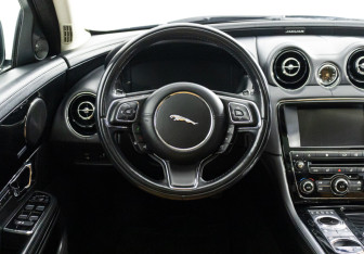 Подержанный автомобиль Jaguar XJ 2016 года (123 фото)