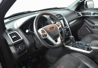 Подержанный автомобиль Ford Explorer 2015 года (9 фото)