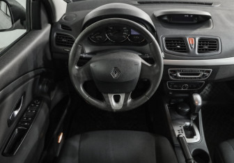 Подержанный автомобиль Renault Fluence 2010 года (11 фото)