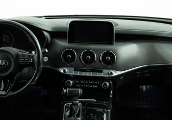 Подержанный автомобиль Kia Stinger 2018 года (14 фото)