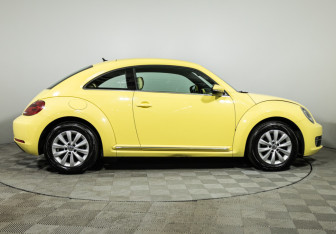 Подержанный автомобиль Volkswagen Beetle Hatchback 2014 года (4 фото)