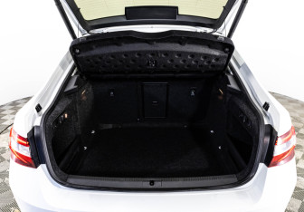 Подержанный автомобиль Skoda Superb Liftback 2019 года (29 фото)