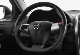 Подержанный автомобиль Toyota Corolla Sedan 2012 года (14 фото)