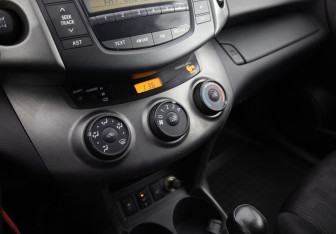 Подержанный автомобиль Toyota RAV4 2010 года (19 фото)