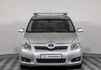 Подержанный автомобиль Toyota Corolla Verso 2007 года (2 фото)