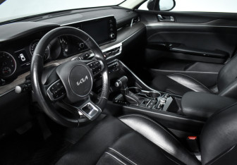 Подержанный автомобиль Kia K5 2021 года (9 фото)
