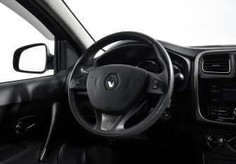 Подержанный автомобиль Renault Sandero 2017 года (15 фото)