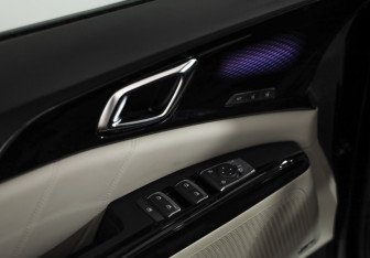 Подержанный автомобиль Kia Carnival 2022 года (24 фото)
